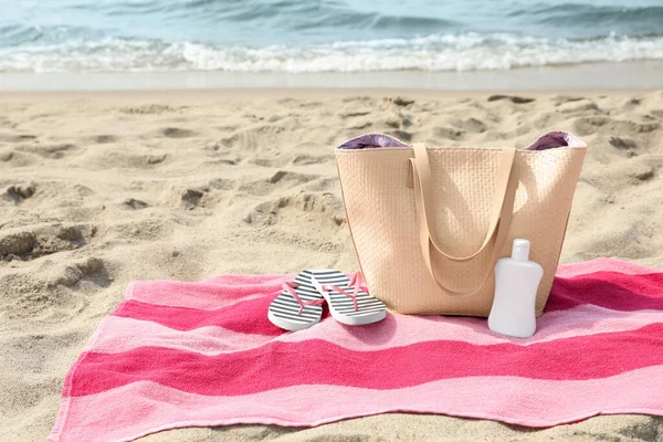 Serviette Rayures Roses Avec Sac Tongs Crème Solaire Sur Plage — Photo