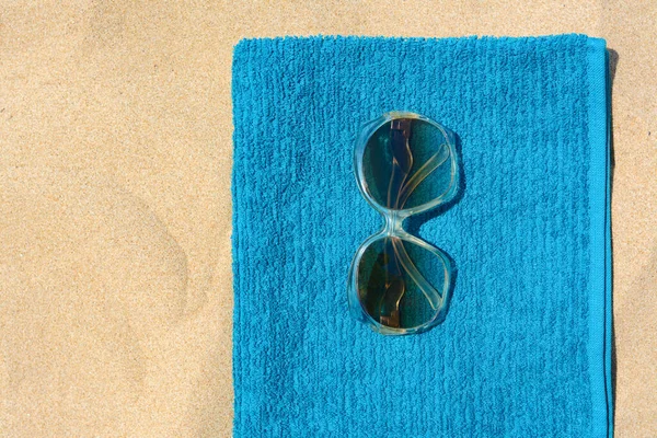 Miękki Niebieski Ręcznik Plażowy Okularach Przeciwsłonecznych Piasku Widok Góry Miejsce — Zdjęcie stockowe