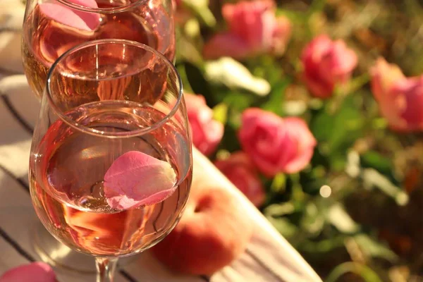 Ποτήρια Από Πεντανόστιμο Ροζέ Κρασί Πέταλα Έξω Κοντινό Πλάνο Χώρος — Φωτογραφία Αρχείου