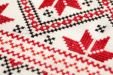 Arka plan olarak beyaz tuval üzerine geleneksel Ukrayna nakışı, yakın plan. Ulusal el işi