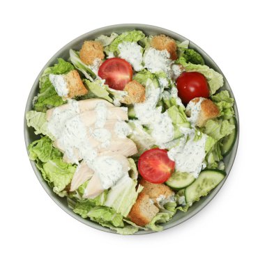 Çin lahanası, salatalık, et ve domatesli bir kase lezzetli salata.