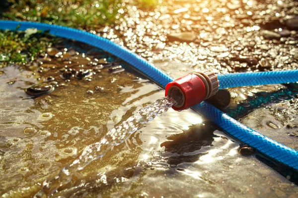 Agua Que Fluye Manguera Suelo Aire Libre Primer Plano Espacio — Foto de Stock