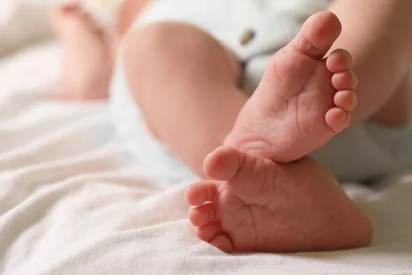 Niedliches Neugeborenes Auf Dem Bett Liegend Beinnaht Raum Für Text — Stockfoto
