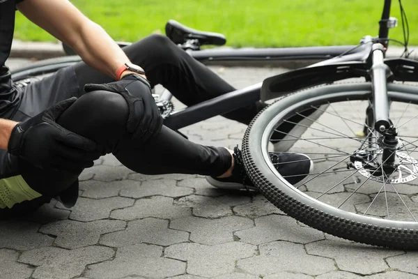 Hombre Con Rodilla Lesionada Cerca Bicicleta Aire Libre Primer Plano — Foto de Stock