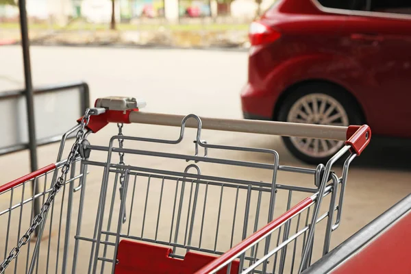 Neuer Leerer Einkaufswagen Aus Metall Freien Nahaufnahme — Stockfoto