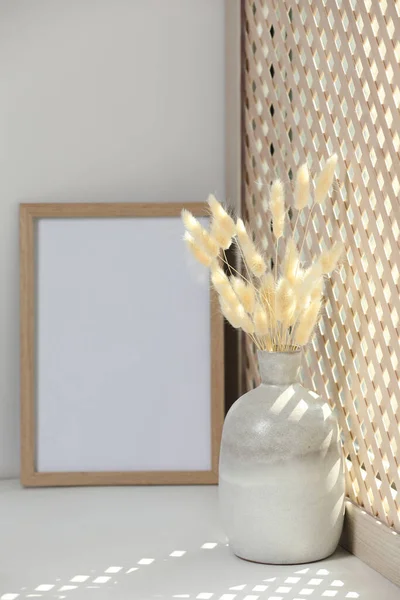 Moldura Vaso Branco Com Planta Seca Soleira Janela Branca — Fotografia de Stock