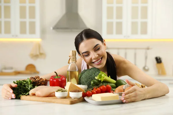 Mujer Feliz Con Diferentes Productos Cocina Dieta Keto — Foto de Stock