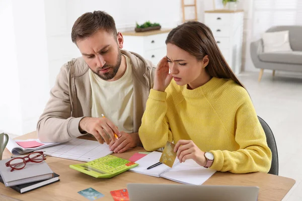 Jonge Paar Bespreken Gezinsbudget Aan Tafel Woonkamer — Stockfoto