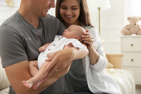 Coppia Felice Che Tiene Bambino Addormentato Casa Primo Piano — Foto Stock