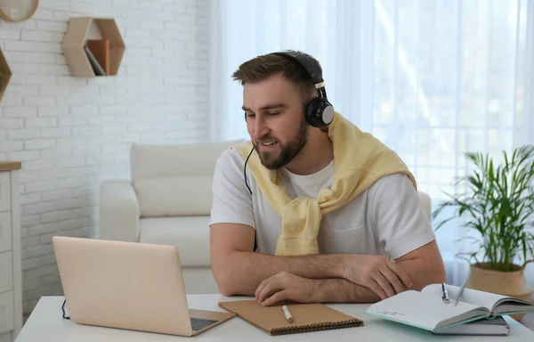 Mladý Muž Sledování Online Webinář Stolu Uvnitř — Stock fotografie