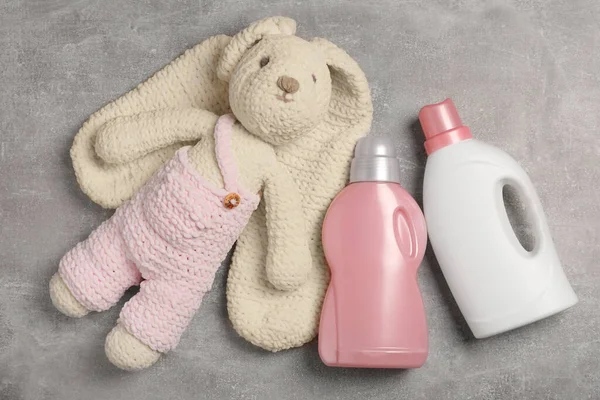 Botellas Detergentes Para Ropa Juguete Conejo Sobre Mesa Gris Claro —  Fotos de Stock