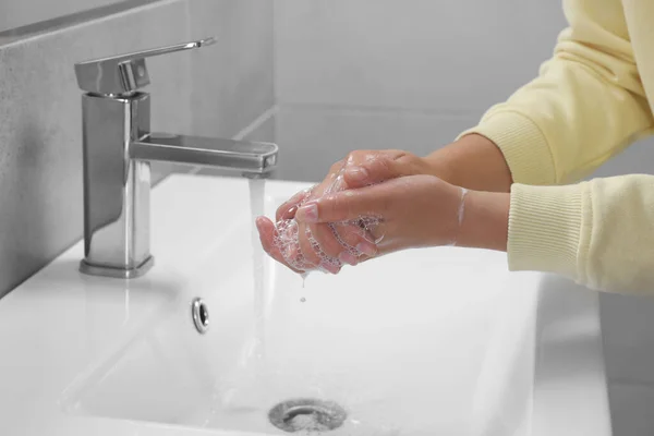 Kvinna Tvätta Händerna Med Vatten Från Kranen Badrummet Närbild — Stockfoto