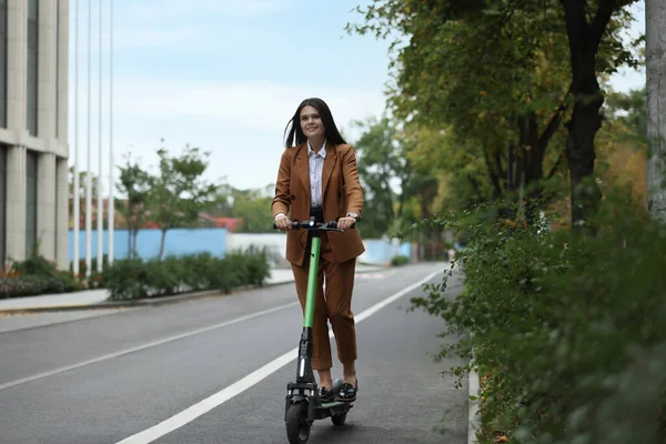 Joven Empresaria Montando Patinete Eléctrico Scooter Aire Libre —  Fotos de Stock