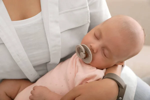 Madre Con Lindo Bebé Durmiendo Casa Primer Plano —  Fotos de Stock