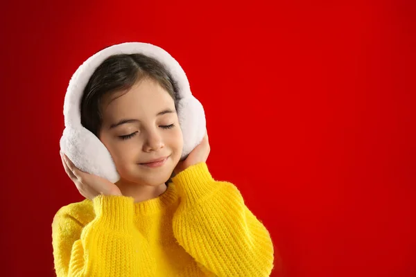 Nettes Mädchen Mit Stylischen Ohrenschützern Auf Rotem Hintergrund Raum Für — Stockfoto
