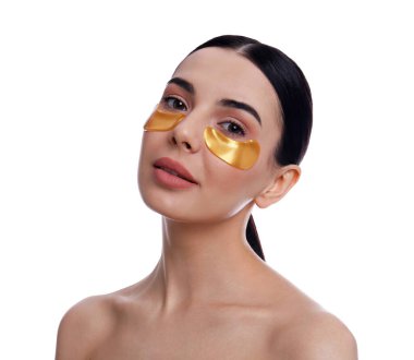 Beyaz arka planda göz bantları olan güzel genç bir kadın.