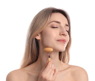 Beyaz arka planda doğal yeşim taşı kullanan genç bir kadın.