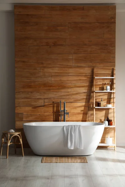 浴室内饰有白色浴缸和木制墙壁附近的装饰 — 图库照片