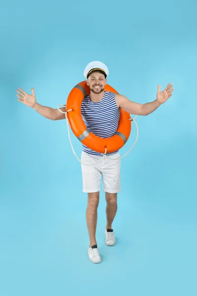 Marinheiro Feliz Com Bóia Anel Laranja Fundo Azul Claro — Fotografia de Stock