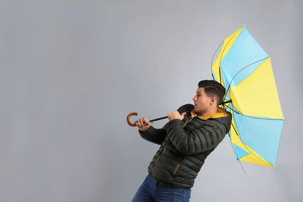 Hombre Emocional Con Paraguas Atrapado Ráfaga Viento Sobre Fondo Gris — Foto de Stock