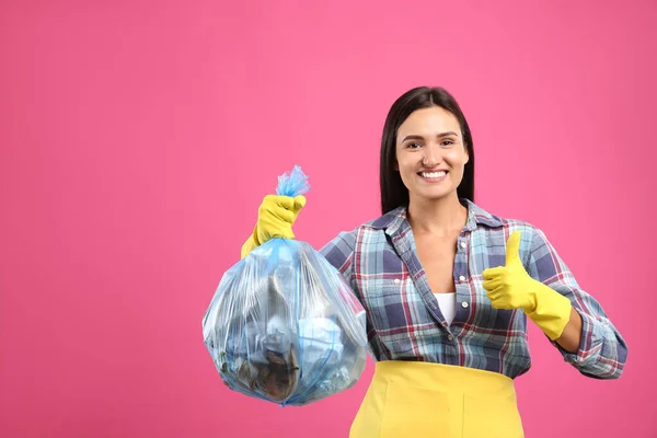 Mulher Segurando Saco Lixo Completo Fundo Rosa Espaço Para Texto — Fotografia de Stock