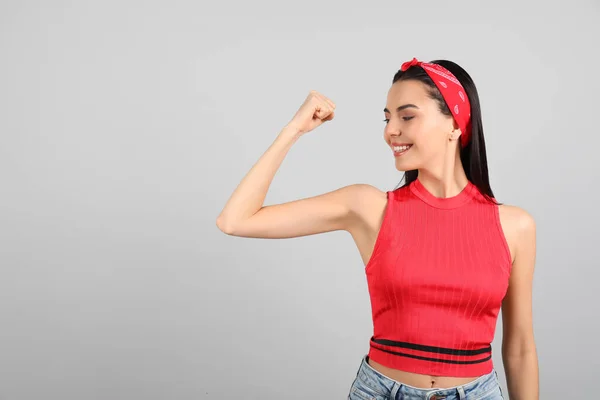 Mujer Fuerte Como Símbolo Poder Femenino Sobre Fondo Gris Claro — Foto de Stock