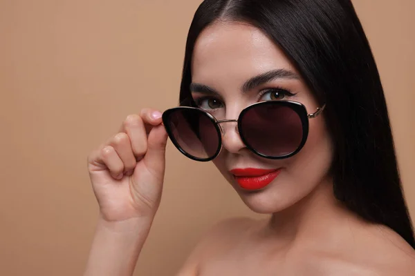 Atrakcyjna Kobieta Modnych Okularach Przeciwsłonecznych Beżowym Tle Zbliżenie — Zdjęcie stockowe