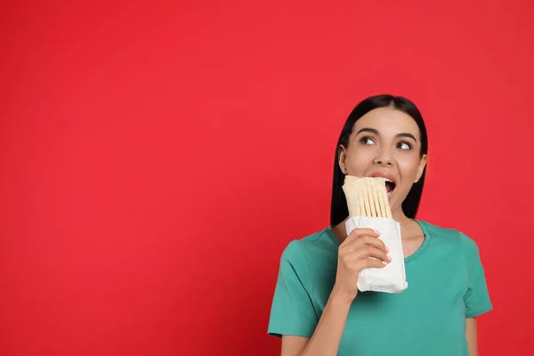 Mladá Žena Vynikající Shawarma Červeném Pozadí Mezera Pro Text — Stock fotografie