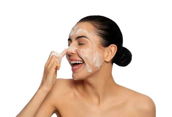 Happy Jonge Vrouw Wassen Gezicht Met Cosmetische Product Witte Achtergrond — Stockfoto