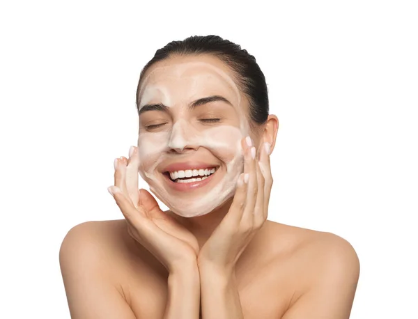 幸せな若いです女性洗顔顔とともに化粧品白の背景 — ストック写真