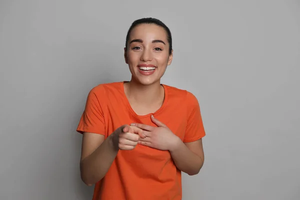 Hermosa Joven Riendo Sobre Fondo Gris Chiste Gracioso —  Fotos de Stock