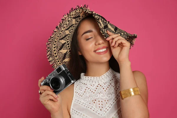 Mooie Jonge Vrouw Met Strohoed Camera Karmozijnrode Achtergrond Stijlvolle Hoofdtooi — Stockfoto
