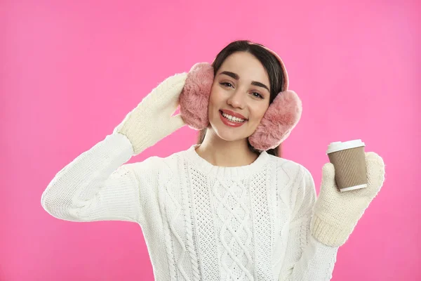 Mulher Bonita Earmuffs Com Xícara Bebida Fundo Rosa — Fotografia de Stock