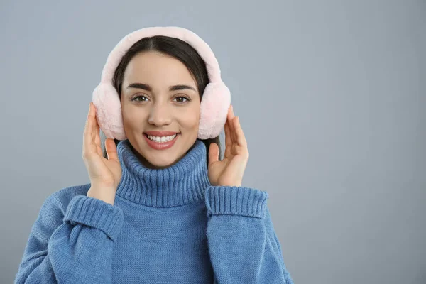 Mulher Bonita Usando Auriculares Fundo Cinza Claro Espaço Para Texto — Fotografia de Stock