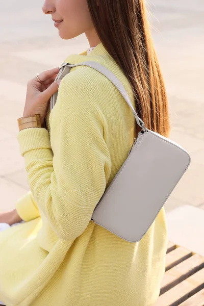 Mujer Joven Moda Con Bolso Elegante Banco Aire Libre Primer — Foto de Stock