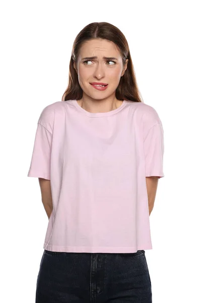 Verlegen Jonge Vrouw Shirt Witte Achtergrond — Stockfoto