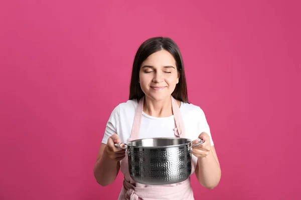 Giovane Donna Felice Con Pentola Cucina Sfondo Rosa — Foto Stock