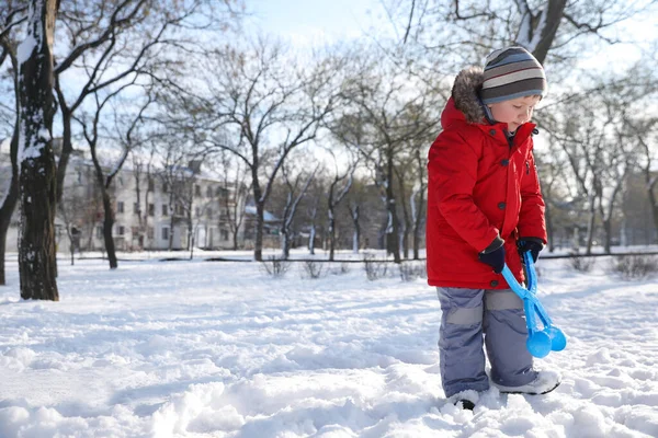 Bonito Menino Brincando Com Fabricante Bolas Neve Parque Dia Ensolarado — Fotografia de Stock