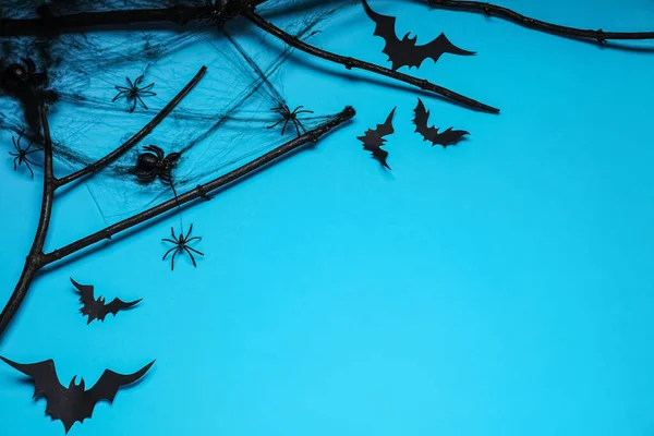 Ramas Negras Murciélagos Papel Arañas Sobre Fondo Azul Claro Espacio —  Fotos de Stock