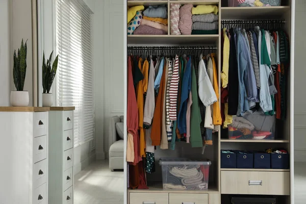 Kleiderschrank Mit Verschiedenen Stilvollen Kleidungsstücken Und Hausrat Zimmer Schnelle Mode — Stockfoto