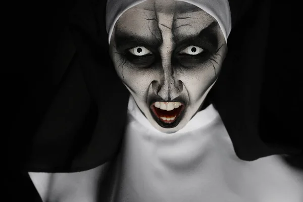 Portrait Une Religieuse Diabolique Effrayante Sur Fond Noir Gros Plan — Photo