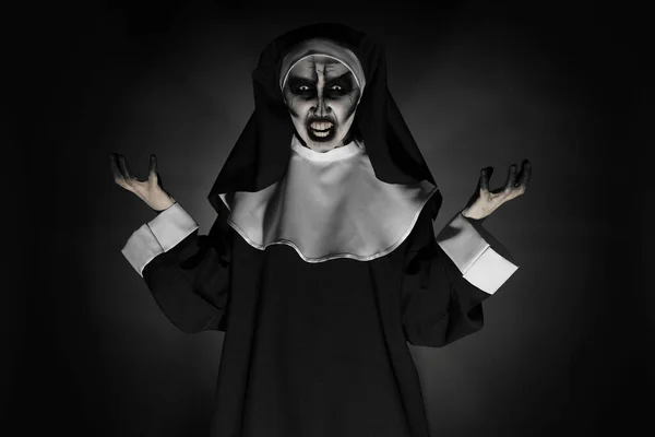 Portrait Une Religieuse Diabolique Effrayante Sur Fond Noir Fête Halloween — Photo