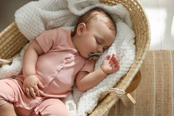可爱的小宝宝 带着奶嘴睡在家里的柳条床里 尽收眼底 — 图库照片
