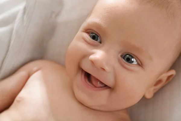 Lindo Bebé Acostado Sobre Una Manta Suave Primer Plano — Foto de Stock