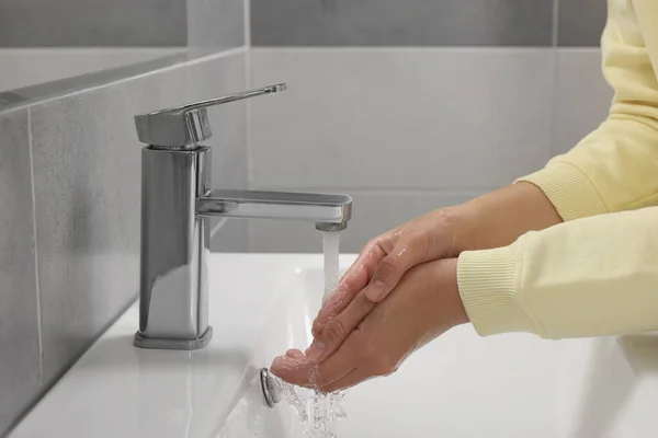 Γυναίκα Πλύσιμο Των Χεριών Νερό Από Βρύση Στο Μπάνιο Closeup — Φωτογραφία Αρχείου