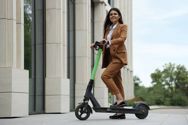 Businesswoman Moderní Elektrický Kick Scooter Ulici — Stock fotografie