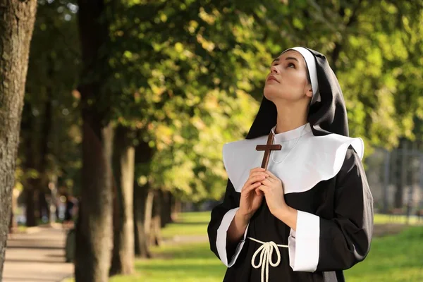 Güneşli Bir Günde Parkta Hıristiyan Haçı Taşıyan Genç Rahibe Mesaj — Stok fotoğraf