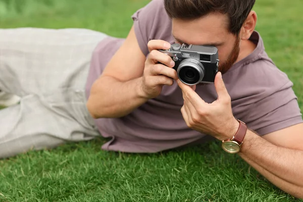 Homem Com Câmera Tirando Foto Grama Verde Passatempo Interessante — Fotografia de Stock