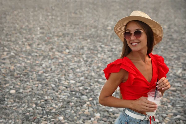 Bella Giovane Donna Con Gustoso Frullato Sulla Spiaggia Spazio Testo — Foto Stock