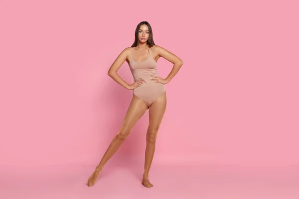 Schöne Frau Trägt Strumpfhosen Und Body Auf Rosa Hintergrund — Stockfoto